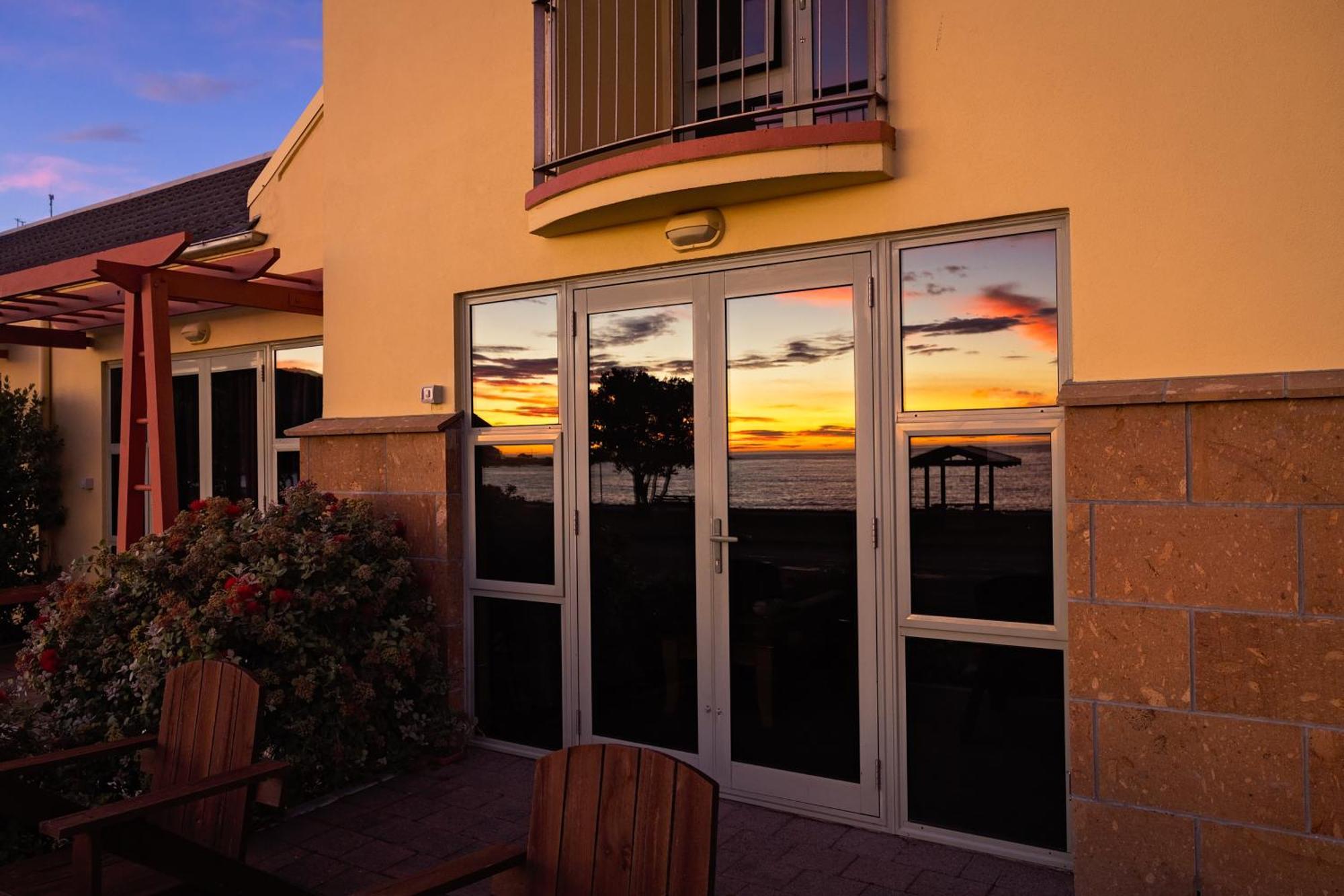 The Anchor Inn Beachfront Motel Кайкоура Екстер'єр фото